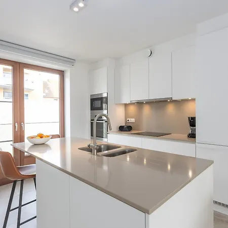 شقة Lecomte - Rose D'ivry-3 Bedroom W Free Parking Garage - Large Terrace - Quiet Area & Walking Distance From The Sea! 223